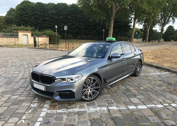 Voiture berline bmw de couleur grise