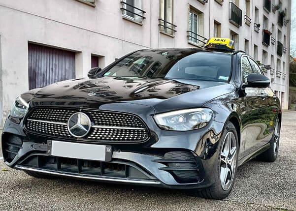 Voiture de taxi noire de marque mercedes