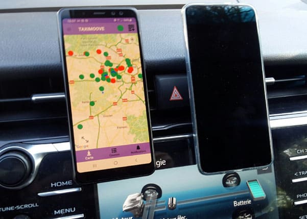 Téléphone qui utilise l'application taximoove