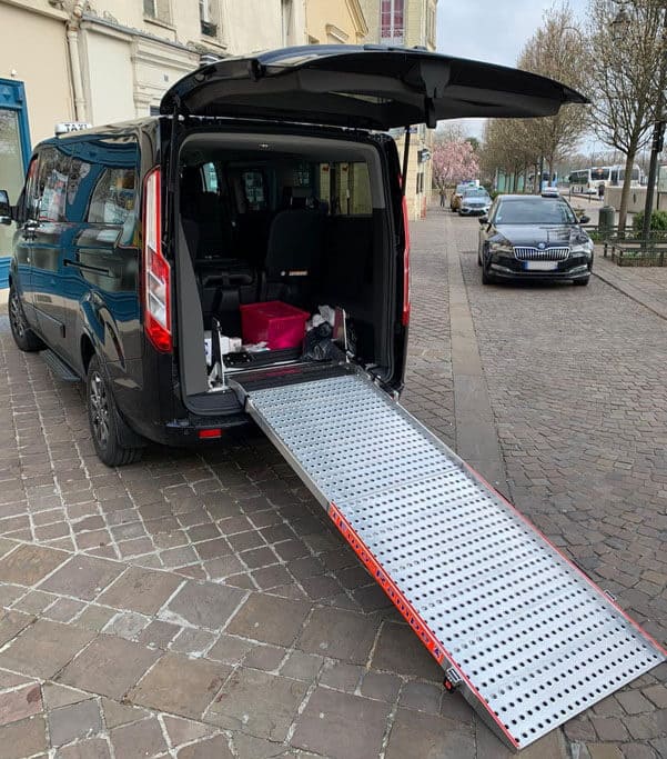 Voiture tourneo avec rampe d'accès à l’arrière.