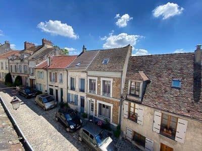 Photo de plusieurs maison mitoyenne avec des voitures garées devant